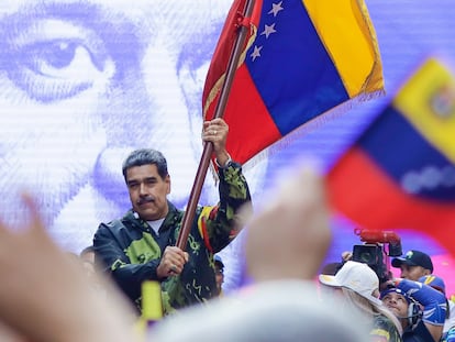 Nicolás Maduro ondea una bandera de Venezuela en la conmemoración del golpe de Estado de 1958, el pasado 23 de enero.