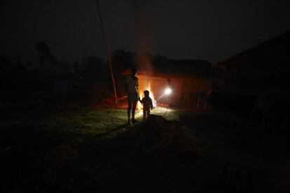 Una familia frente a su vivienda en Nepal.