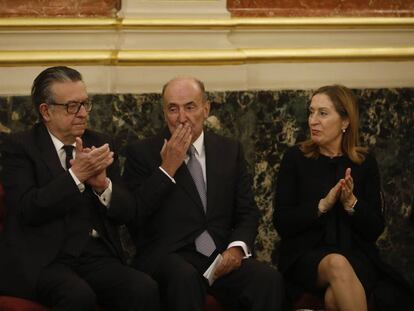 Miquel Roca, Miguel Herrero de Miñón y Ana Pastor, durante el homenaje. 