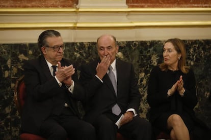 Miquel Roca, Miguel Herrero de Miñón y Ana Pastor, durante el homenaje. 