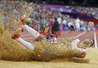 Salim Sdiri de Francia en la competición de salto de longitud.