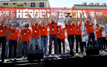 La seleccin espa?ola de baloncesto celebra su triunfo en el Eurobasket en la Plaza del Callao de Madrid.