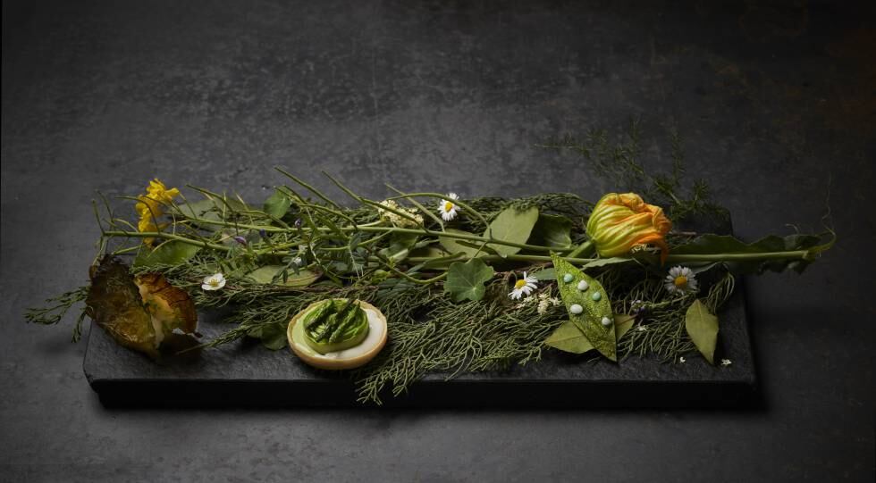 El plato 'De nuestra huerta: hojas, hierbas y flores', del restaurante Les Cols.