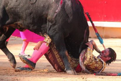 Padilla sufrió un revolcón en su primer toro que le obligó a acudir a la enfermería.