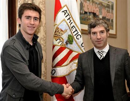 Laporte, a la izquierda, saluda a Urrutia tras ampliar su contrato con el Athletic.