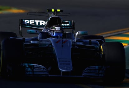 El pilloto Valtteri Bottas conduciendo un monoplaza Mercedes AMG Petronas.