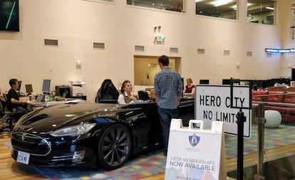 La recepción con un Tesla modificado.