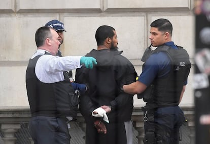 Un joven de algo más de 20 ha sido detenido en Whitehall, en las cercanías del Parlamento británico en Londres, tras un incidente con la policía. En la imagen, el joven arrestado es rodeado por la policía.