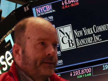 Una pantalla del parqué de la Bolsa de Nueva York recoge el desplome de New York Community Bancorp en Bolsa este miércoles.