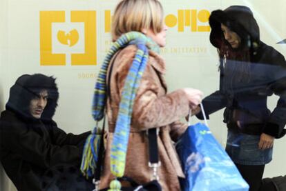 Los diseñadores Jaime (izquierda) y Yaël Barnatán, retratados con las chaquetas ayer en Madrid.