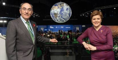 Ignacio Sánchez Galán, presidente de Iberdrola, junto a la primera ministra de Escocia, Nicola Sturgeon, en la COP26.