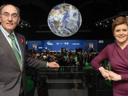 Ignacio Sánchez Galán, presidente de Iberdrola, junto a la primera ministra de Escocia, Nicola Sturgeon, en la COP26.