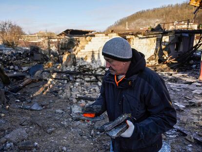 Un hombre inspecciona los escombros tras el ataque con drones de Rusia este lunes, en Kiev.