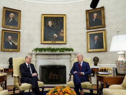 El canciller alemán, Olaf Scholz, y el presidente de Estados Unidos, Joe Biden, en el Despacho Oval este viernes