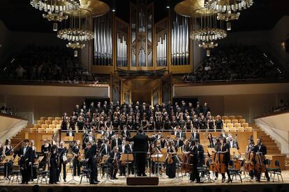 Concierto Grandes Coros de Cine, con las bandas sonoras más famosas del cine interpretadas por la Orquesta Clásica de Santa Cecilia y un coro de 150 voces, en el Auditorio Nacional.