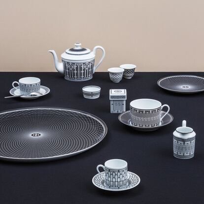 Las boutiques de Hermès son un santuario para la firma parisiense que extrapola su elegancia y diseño a cada objeto decorativo. Esta taza perteneciente a la colección H Dèco nº1 refleja sobre porcelana los frisos de hierro forjado de estilo 'art déco' que decoran las tiendas de Hermès del 24 Faubourg y de la rue de Sèvres. El colofón lo ponen las iniciales doble H sobre delicadas líneas en negro. Precio: 64 euros la unidad en set de dos piezas disponible en hermes.com y tiendas Hermès España.