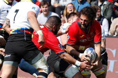 Dos jugadores de la selección española de rugby disputan un balón ante la defensa de los jugadores del combinado de Rumania, el pasado febrero.