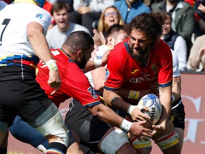 Dos jugadores de la selección española de rugby disputan un balón ante la defensa de los jugadores del combinado de Rumania, el pasado febrero.