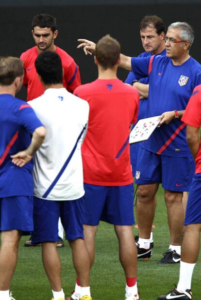 Manzano, rodeado de jugadores en la sesión de ayer.