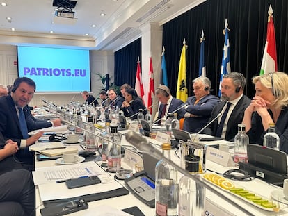Reunión de Patriots en Madrid. A la izquierda, Matteo Salvini. Frente a él, de izquierda a derecha, Marine Le Pen, Santiago Abascal y Víktor Orban, este viernes.