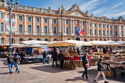 Un día de mercado en la Plaza del Capitolio en Toulouse.