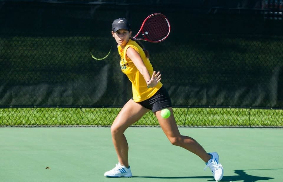 Paula Ortiz Couder juega un partido de tenis como atleta de la Universidad Aeronáutica Embry-Riddle de Estados Unidos.