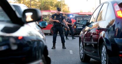 Fotografía de archivo de un control del Cuerpo Nacional de Policía en los alrededores del circuito urbano de Fórmula 1, en 2008.