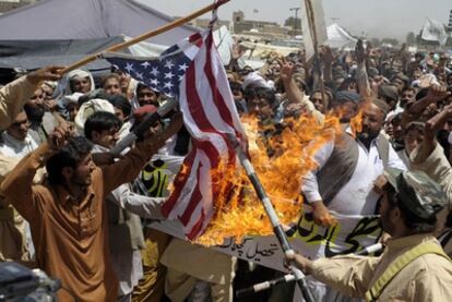 Varios manifestantes contra la muerte de Osama Bin Laden queman una bandera de Estados Unidos en la ciudad paquistaní de Quetta.