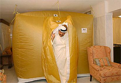 Un ciudadano kuwaití muestra la tienda de campaña instalada en el salón de su casa para protegerse de Irak. PLANO GENERAL - ESCENA