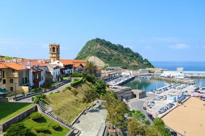 This small fishing village some 25 km from San Sebastián is the birthplace of Juan Sebastián Elcano, the first sea explorer to circle the globe, in 1522. This is also the birthplace of the fashion designer Cristóbal Balenciaga, who has his own museum here. The narrow streets are lined with restaurants and end in a small port with views on the famous "Mouse of Getaria," a promontory jutting out of the water. More information: euskoguide.com