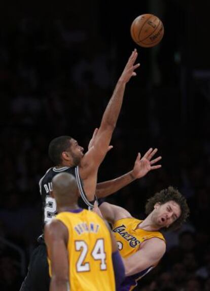 Duncan tira ante Gasol y Bryant.