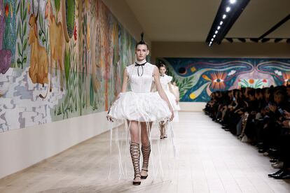 Una modelo con una creación Maria Grazia Chiuri para Dior en el desfile de Alta Costura Primavera/Verano 2025.