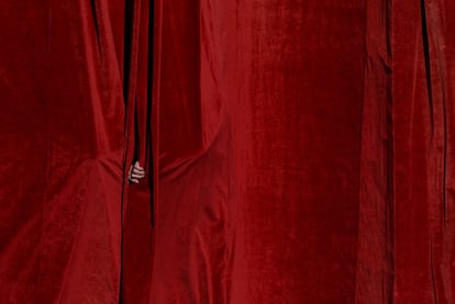 Una mano, entre las cortinas que decoran la plaza de San Pedro del Vaticano, en los momentos previos al funeral del papa Francisco. 