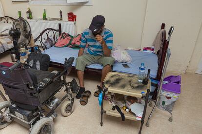 Ahmed, de 26 años, es de Idlib (Siria). Está sentado en su cama de la vivienda que les proporciona la organización clandestina Casa para el Bienestar de los Heridos, donde viven 22 sirios discapacitados a causa de la guerra.