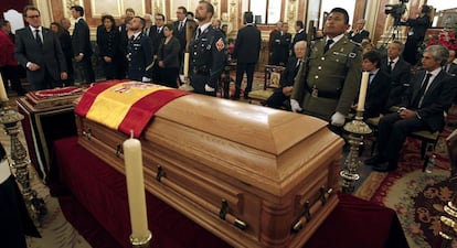 El presidente de la Generalitat de Cataluña, Artur Mas, frente al féretro con los restos mortales del expresidente del Gobierno Adolfo Suárez.