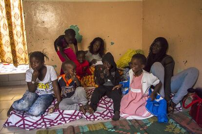 Parte de la familia de Seinabou Sarr en la casa de los padres de esta. Seinabou también vive con sus progenitores, pero solo por el día. Tiene una habitación alquilada en el mismo barrio, el de Guet Ndar, de Saint Louis, donde va solamente para dormir, con sus mellizos.