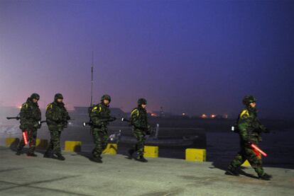 Marines surcoreanos patrullan a lo largo de la costa de la isla de Yeonpyeong, territorio que sufrió el ataque con obuses surcoreanos.