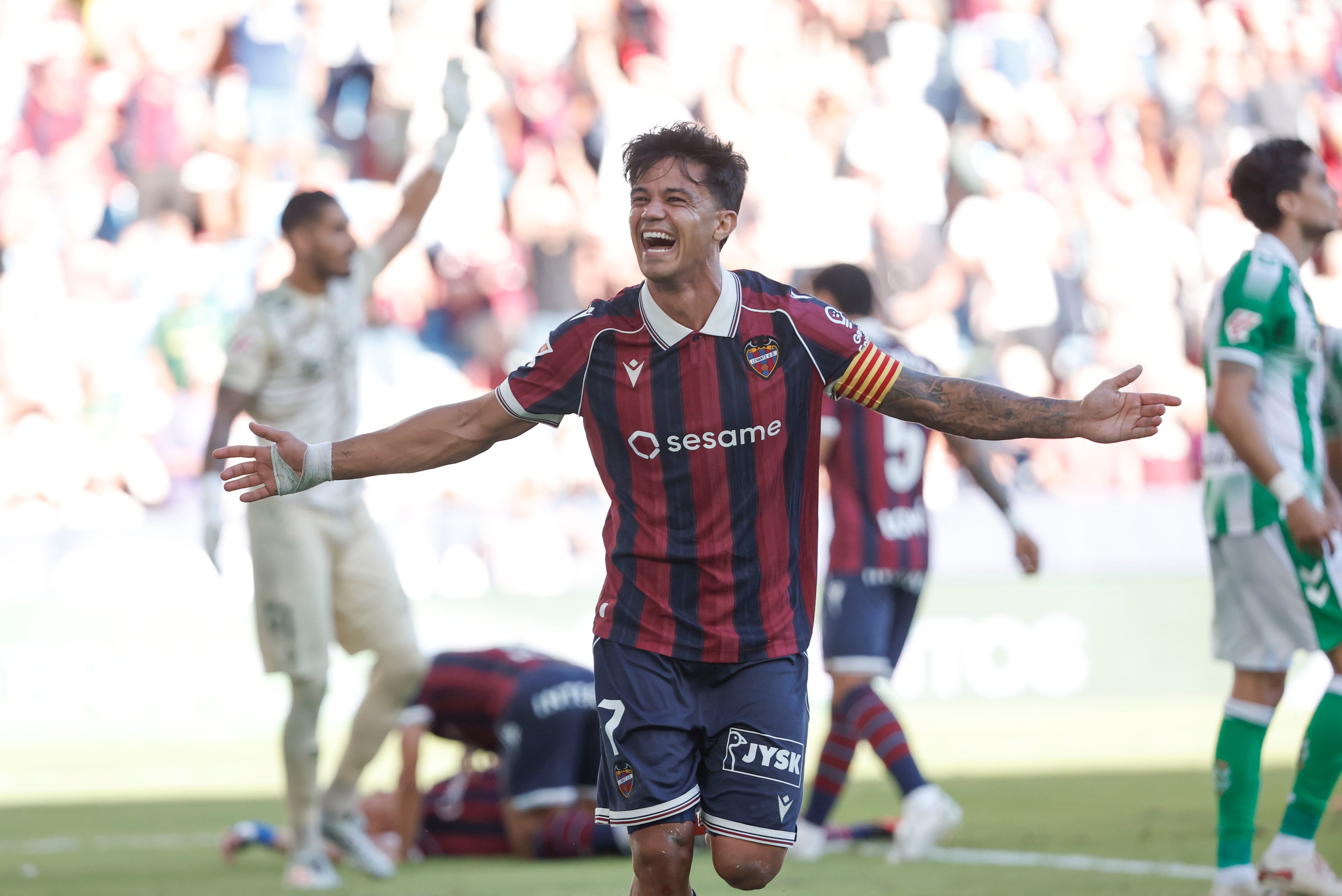 El Levante abusa de un Betis desastroso en defensa