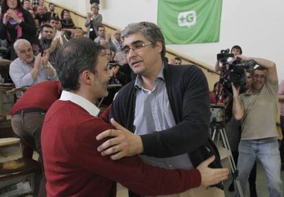 Carlos Aymerich y Xo&aacute;n Bascuas se saludan en la asamblea del pasado 11 de marzo.