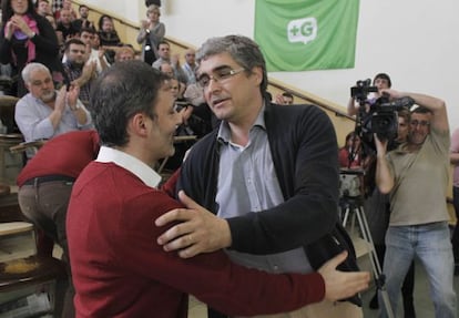 Carlos Aymerich y Xo&aacute;n Bascuas se saludan en la asamblea del pasado 11 de marzo.