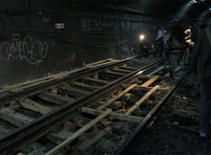 Túnel de la línea 2 de metro en el que fue descubierto en la madrugada de ayer un agujero bajo las vías.