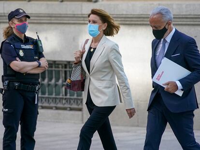 La ex secretaria general del PP María Dolores de Cospedal llega a declarar a la Audiencia Nacional, en Madrid.