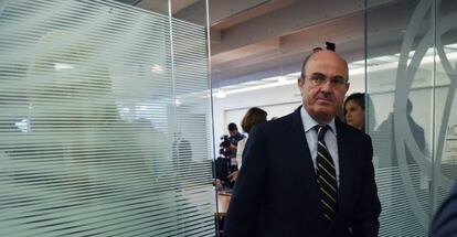 El Ministro de Economía y Competitividad de España, Luis de Guindos, después de una rueda de prensa con hoy, sábado 18 de abril de 2015 en Washington (Estados Unidos).