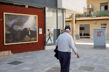 Una persona pasa este martes ante el cuadro de José de Ribera 'El sueño de Jacob' durante la iniciativa del Museo Nacional del Prado.