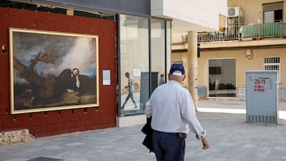 Una persona pasa este martes ante el cuadro de José de Ribera 'El sueño de Jacob' durante la iniciativa del Museo Nacional del Prado.
