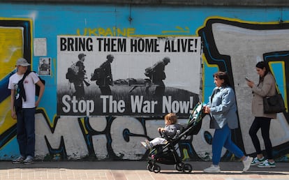 Cartel contra la guerra en una pared del centro de Kiev, el pasado mes de mayo.