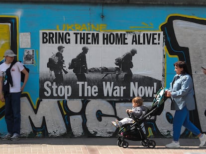 Cartel contra la guerra en una pared del centro de Kiev, el pasado mes de mayo.