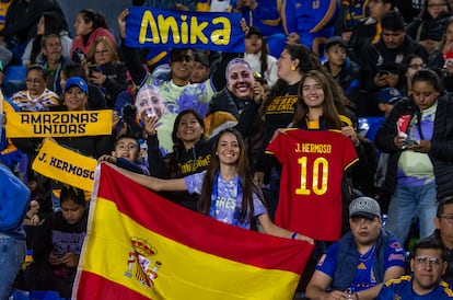 Aficionadas de Tigres y de Jenni Hermoso, en el estadio Universitario en la ciudad de Monterrey.