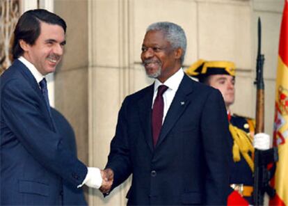 Aznar saluda a Kofi Annan a su llegada al Palacio de La Moncloa.