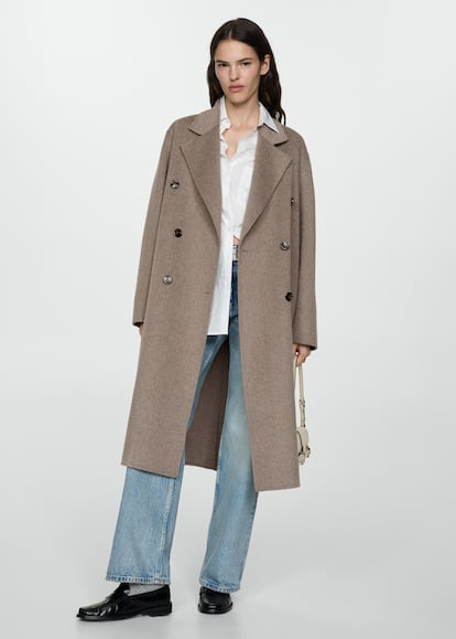 Si este va a ser tu primer abrigo 'oversize' te recomendamos que empieces por un clásico infalible como este de Mango, confeccionado en lana con cierre de doble botonadura y disponible en tres colores que combinan con todo. (119,99 euros). 